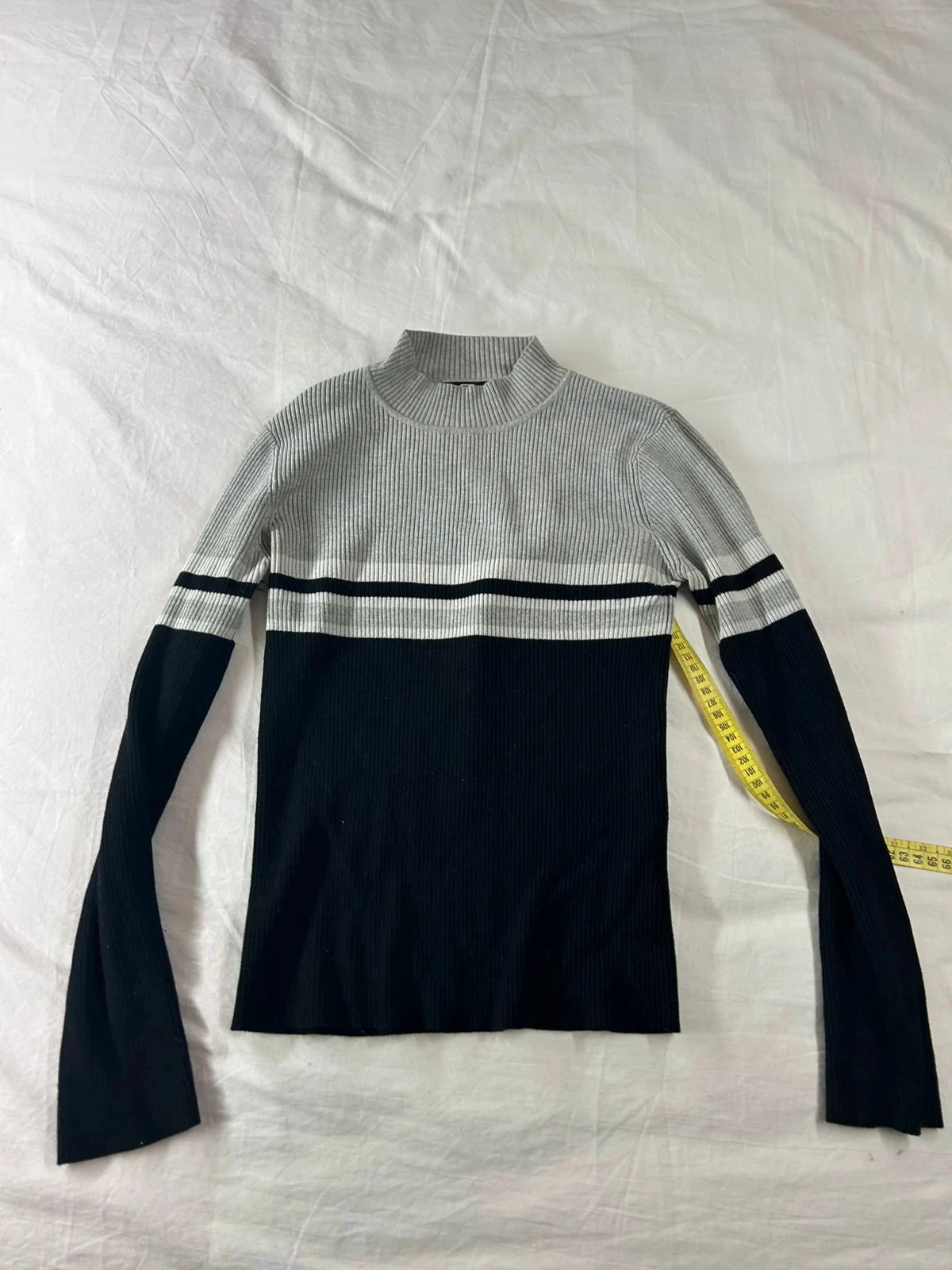 Pull blanc et noir fb sister